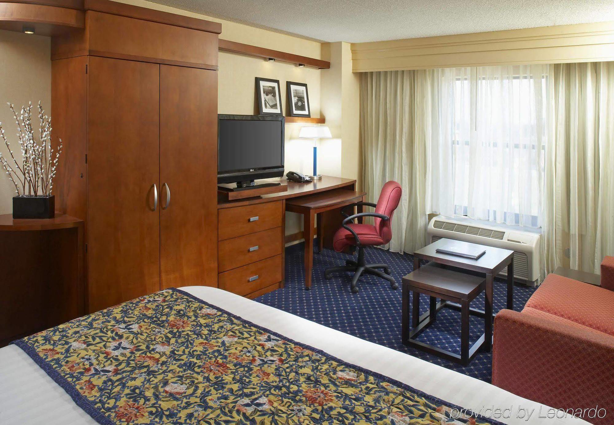 Courtyard Hamilton Hotel Room photo