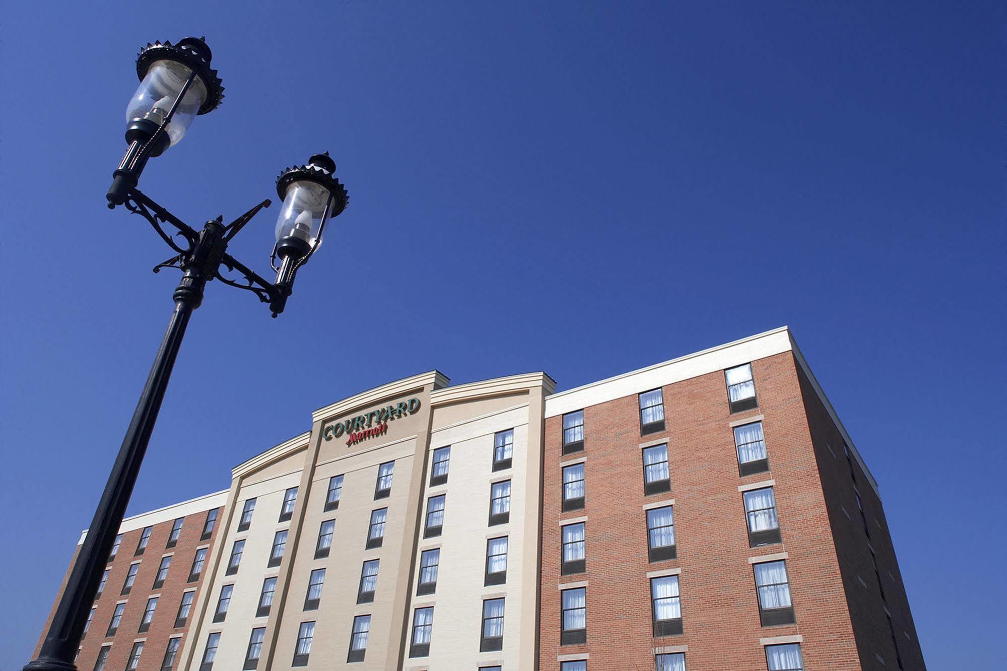 Courtyard Hamilton Hotel Exterior photo